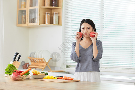 年轻 女士手拿西红柿展示图片