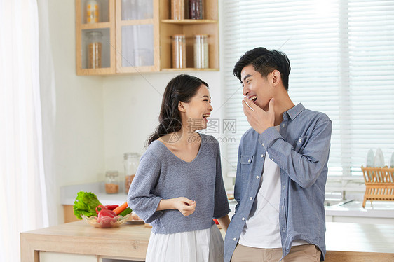 年轻夫妻在厨房聊天图片