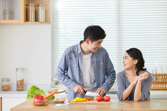 年轻情侣在厨房备菜图片
