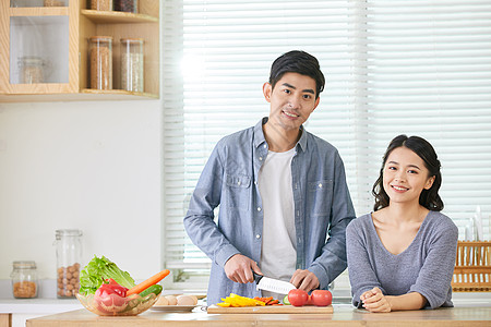 老婆在厨房陪丈夫切菜图片