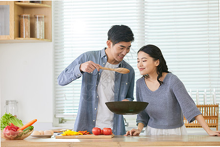 丈夫厨房做菜年轻老婆闻丈夫炒菜味道背景