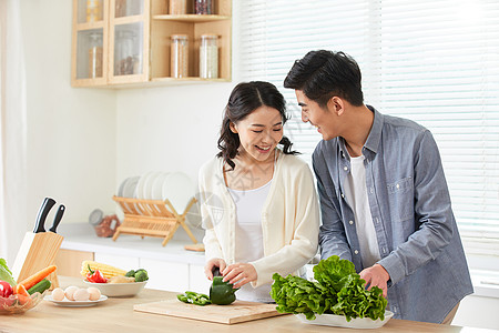 情侣人物年轻夫妻在厨房一起备菜背景