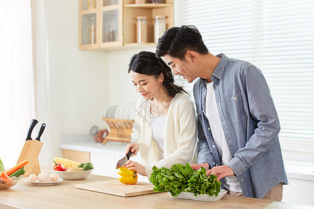 年轻夫妻在厨房一起备菜恩爱高清图片素材