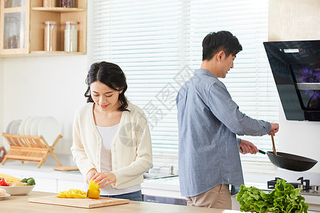 年轻夫妻在厨房做菜图片
