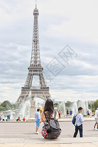 背影牵手照法国巴黎埃菲尔铁塔女生旅游背影背景
