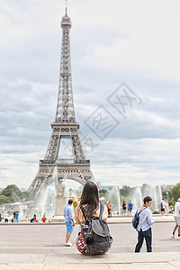 法国巴黎埃菲尔铁塔女生旅游背影背景图片