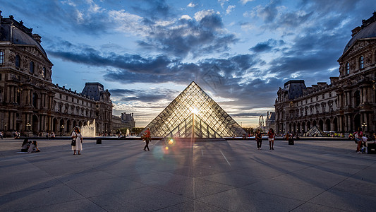 巴黎广场法国巴黎卢浮宫夕阳背景
