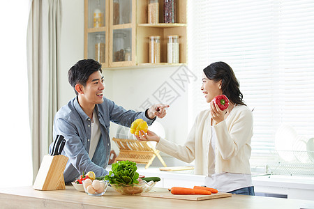 年轻情侣在厨房甜蜜互动图片