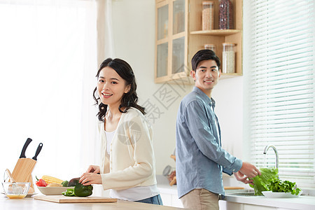 年轻夫妻在厨房一起备菜图片