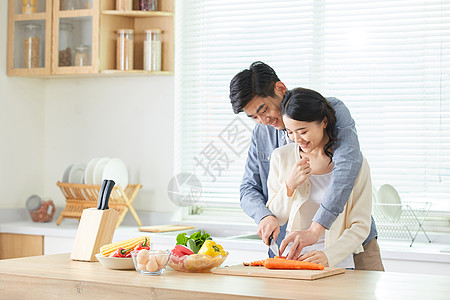 中国夫妻年轻夫妻在厨房一起备菜背景