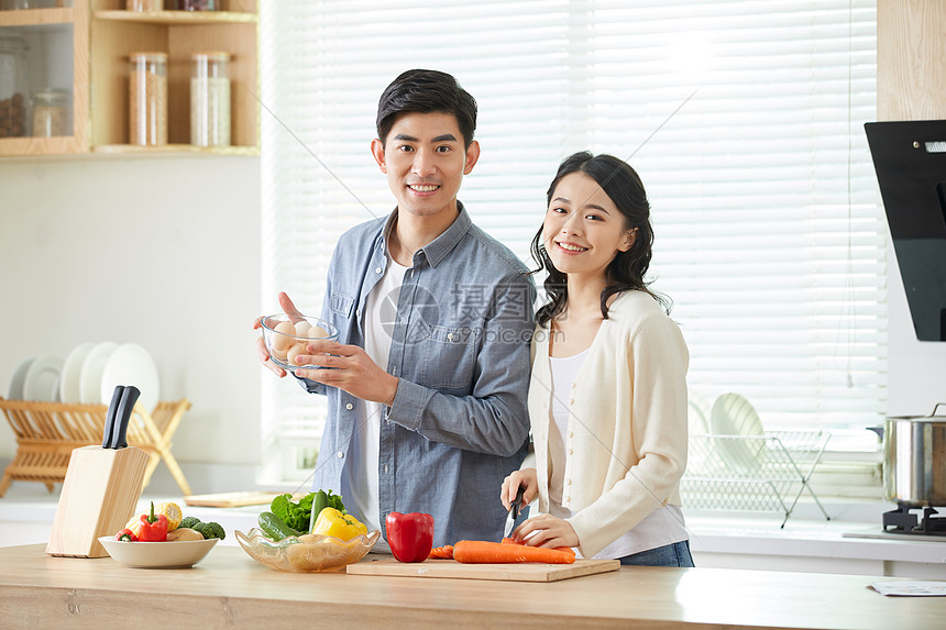 年轻夫妻在厨房一起备菜图片