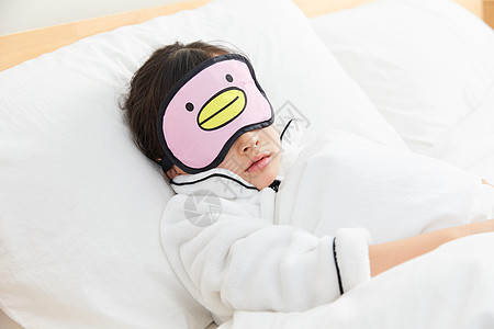 小女孩戴眼罩睡觉图片
