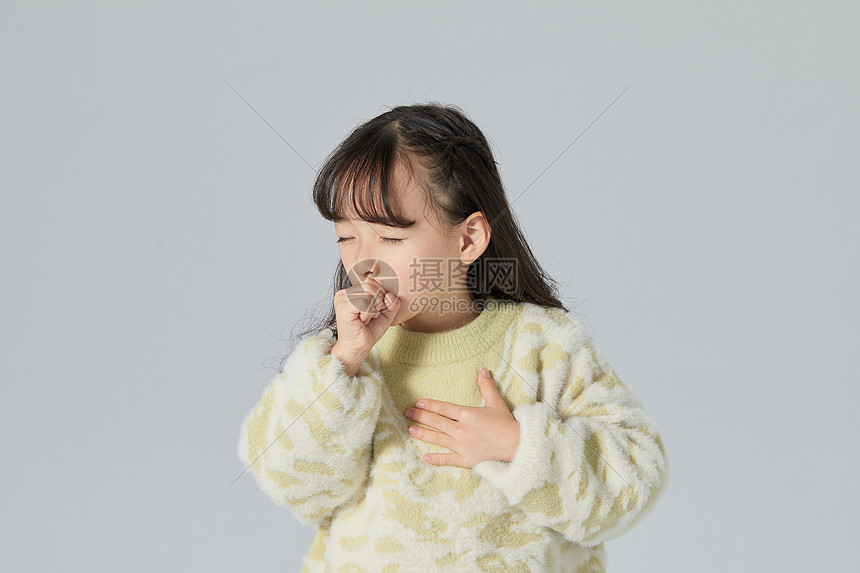 小女孩生病咳嗽图片