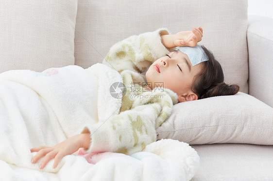 小女孩高烧躺在沙发上休息图片