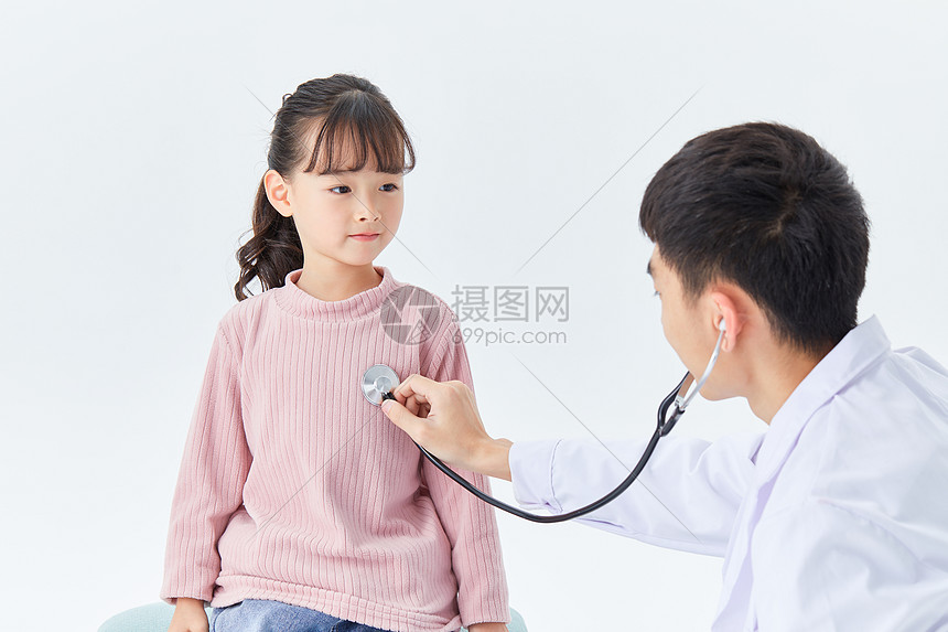 医生用听诊器给小女孩检查身体图片