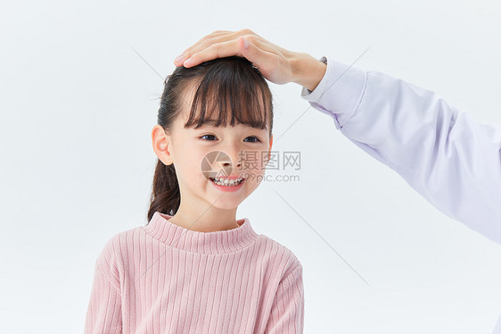医生给小女孩测试额头温度图片
