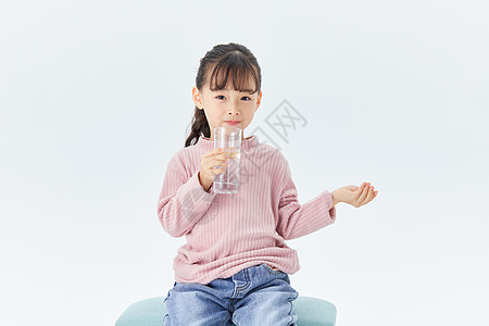 小女孩喝水吃药图片