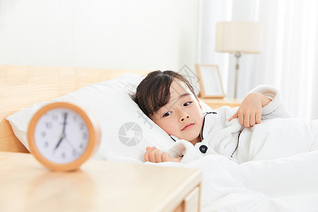 雪山儿童小女孩早晨起床背景