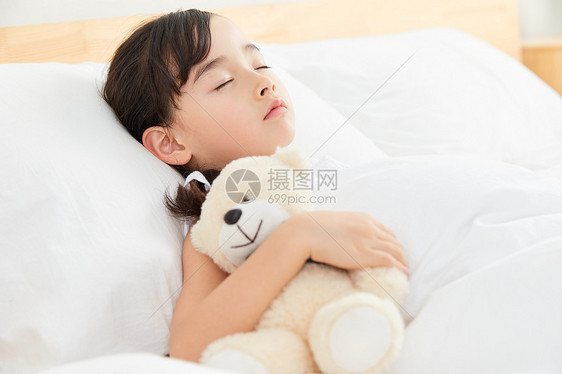 小女孩躺在床上睡觉图片