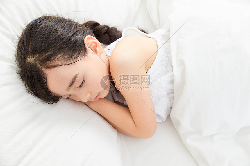 小女孩躺在床上睡觉