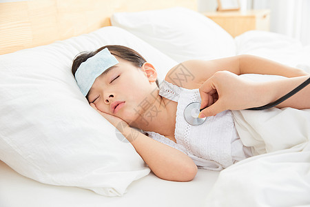 医生给小女孩检查身体图片素材