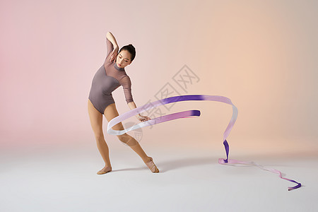 年轻女性艺术体操动作展示图片