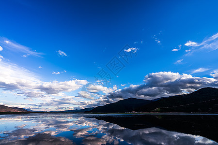 纳帕海草原湖畔图片