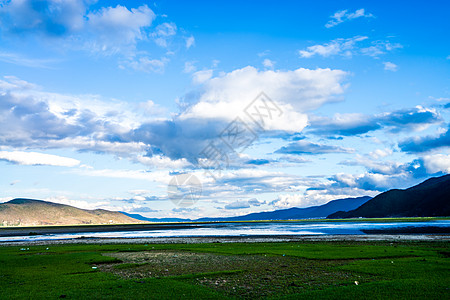 纳帕海草原湖畔背景图片