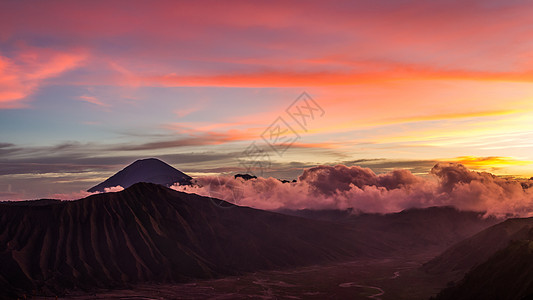 印尼火山云海火烧云图片