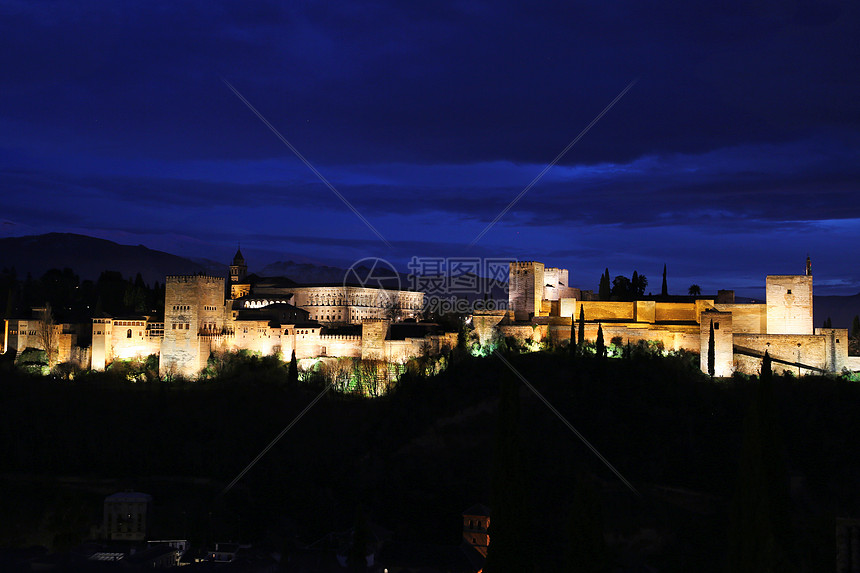 格拉纳达阿尔罕布拉宫夜景图片