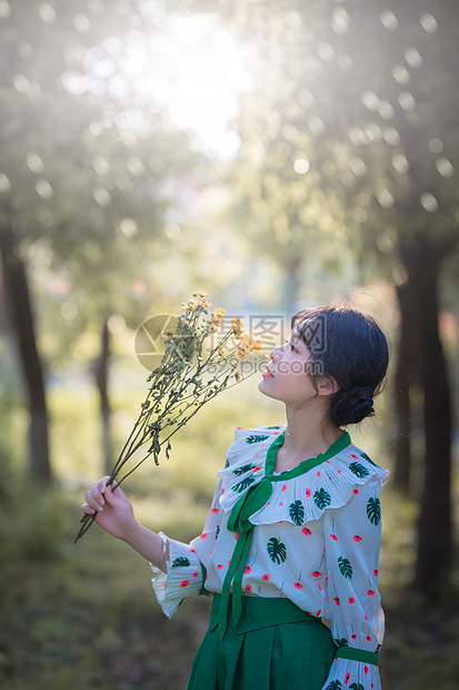 春天踏青的女孩图片