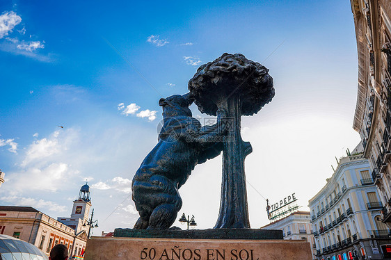 马德里地标树莓与小熊雕塑及太阳门广场建筑图片