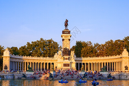 马德里丽池公园阿方索十二世纪念碑黄昏远景图片