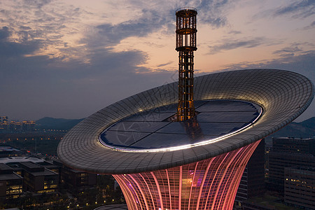 夕阳晚霞下的武汉未来城太阳能面板清洁能源图片