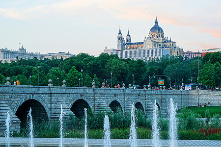 夏季黄昏马德里王宫远景图片