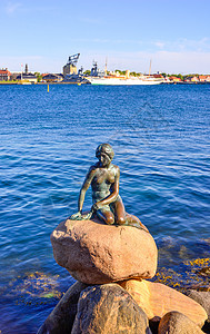 七月哥本哈根小美人鱼雕像背景图片