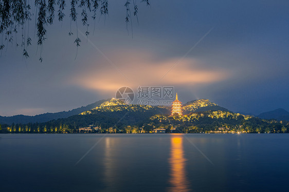 杭州西湖雷峰塔夜景灯光图片
