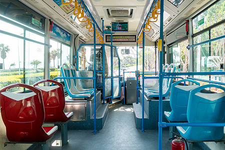 无人的公交车内景图片