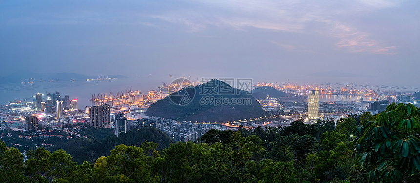 深圳南山区蛇口集装箱码头夜景图片