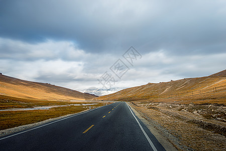长途汽车新疆和静县道公路背景