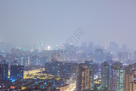 大雾天被灯光打亮的城市青岛图片
