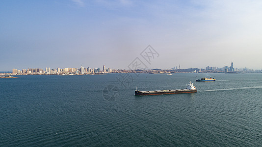 远洋货轮驶向港口码头图片