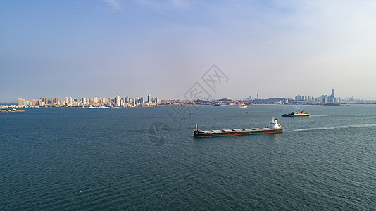 远洋货轮驶向港口码头图片