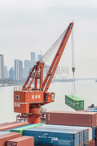 港口物流运输货柜龙门架图片