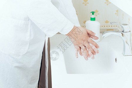 七步洗手法（3）掌心相对双手指沿指缝相互揉搓图片