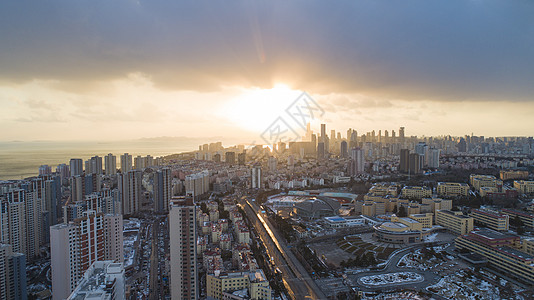 青岛海边蓝天白云与城市背景