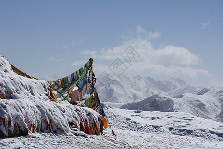 北方雪山自然风光背景图片