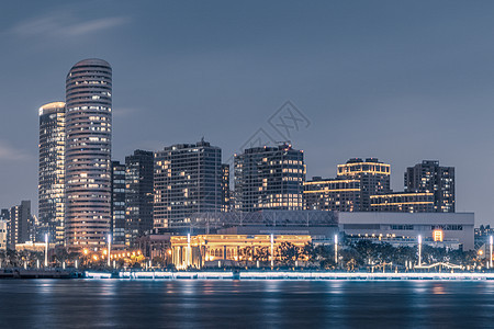 黄浦江西岸滨江建筑夜景背景图片