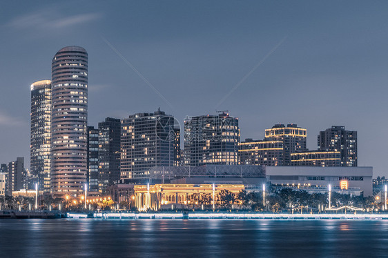 黄浦江西岸滨江建筑夜景图片