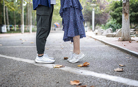 秋天的情侣图片情侣踮脚亲吻背景